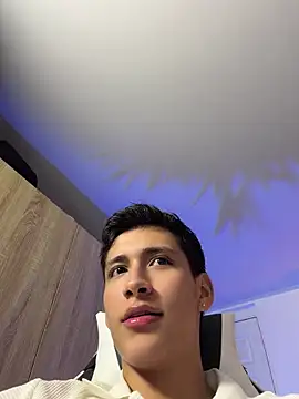 צ'אט XXX בשידור חי של SantiLux_