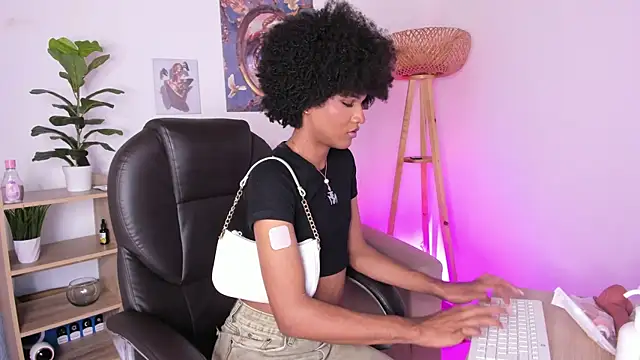 NaomiSaenz_ XXX чат на живо