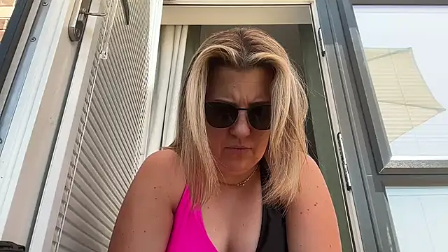 XXX chat uživo modela MsBelleWarick
