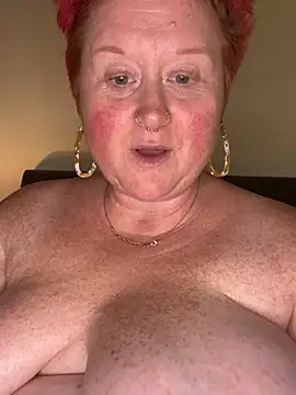 BustyRedxx's Live XXX Chat