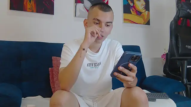 Rowan_Cley élő XXX-chatje