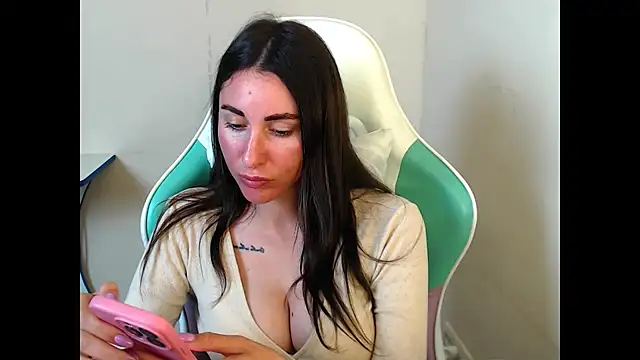 Chat +18 de Cammil1a_horn ao vivo