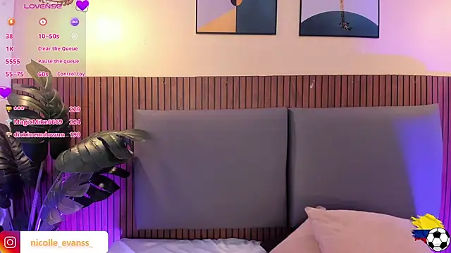 NicolleeEvanss' Live XXX Chat
