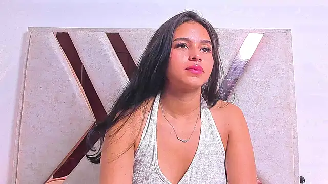 Milly610 Adlı Modelin Canlı XXX Sohbeti