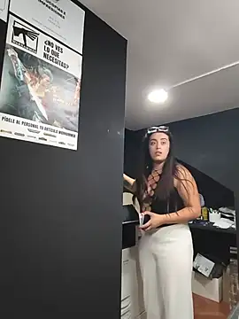 צ'אט XXX בשידור חי של MissNyraSecret