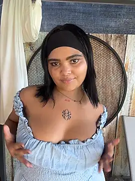 Chat +18 de HoneyBunXXX ao vivo