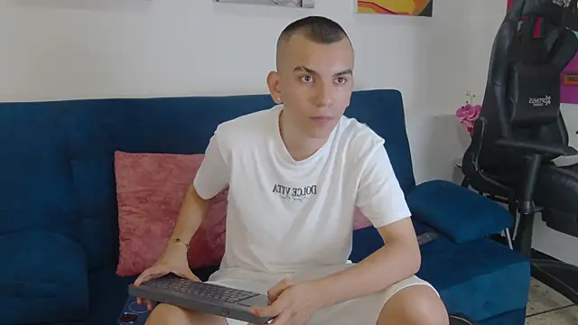 XXX chat uživo modela Rowan_Cley