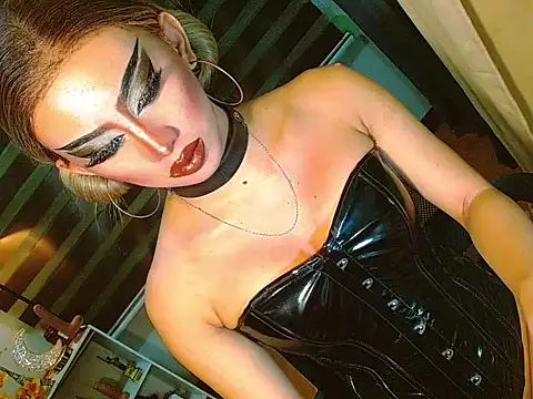 HOLLYWOOD_QUEEN_88's Live XXX Chat