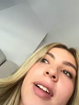 Cloee_Rainbow1's Live XXX Chat