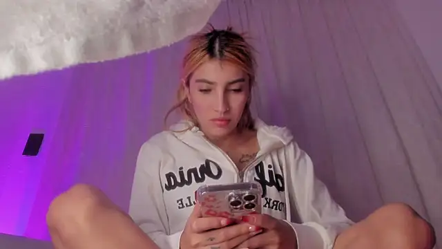 Swt_skinny_ Chat XXX in diretta