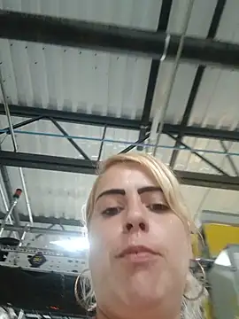 Shirley0810 élő XXX-chatje