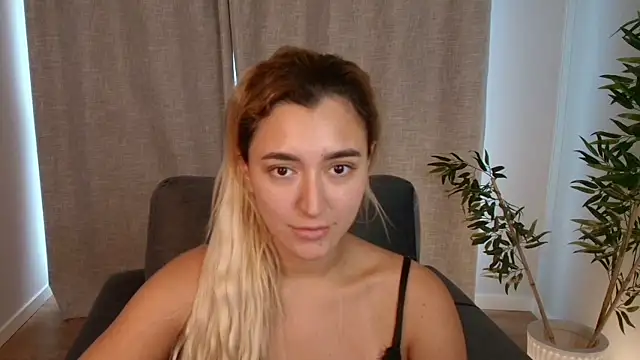 Luuna_Velvvet Adlı Modelin Canlı XXX Sohbeti