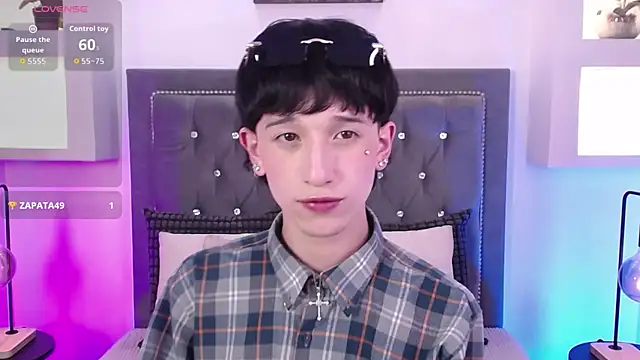 Show modela Emo_Boy_ na web-kameri