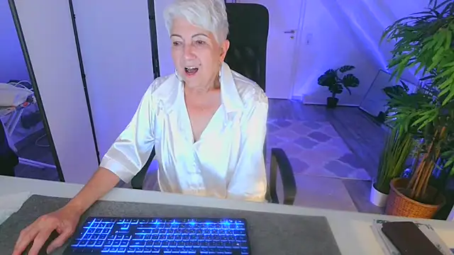 Chat +18 de LovelyHelena ao vivo