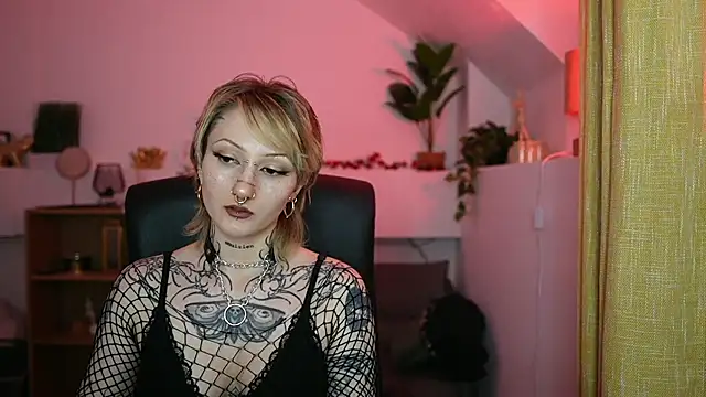 tattooedblondee18's Live XXX Chat