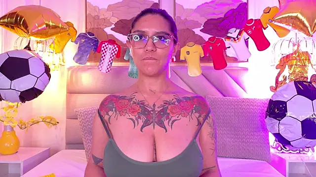Chat XXX en directo de Sharlot18