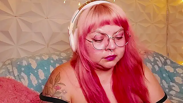 צ'אט XXX בשידור חי של Satyn_doll