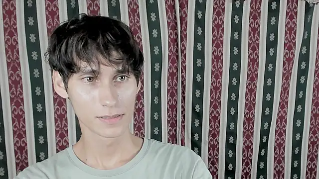 Skinny_Sebas Adlı Modelin Canlı XXX Sohbeti