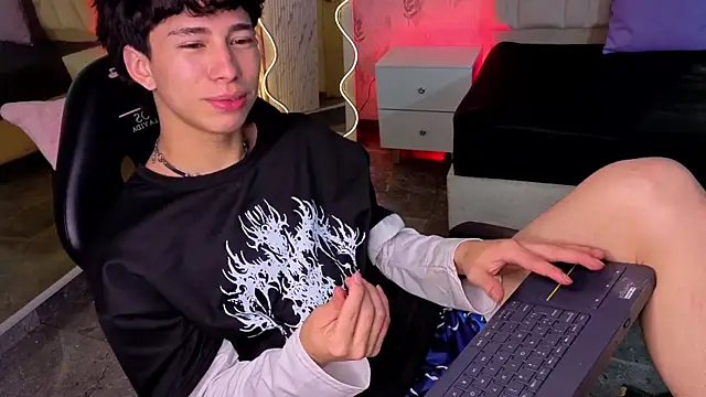 kaelwolf_tay Show in webcam