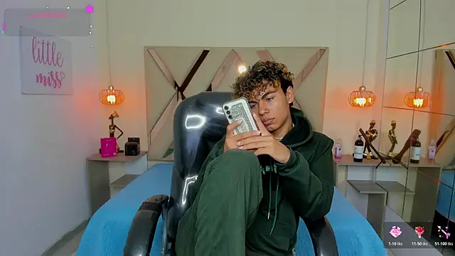 Anyelo_Twink 现场XXX聊天