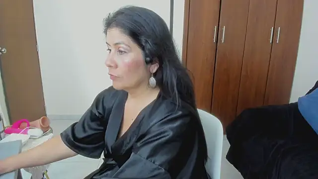 kiraGeiner's Live XXX Chat