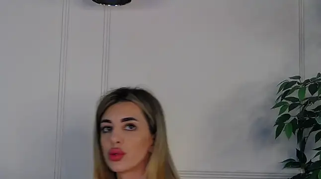 IvyLustt élő XXX-chatje
