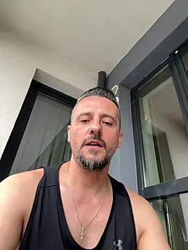 InsaneMattt: διαδικτυακό σόου στην κάμερα