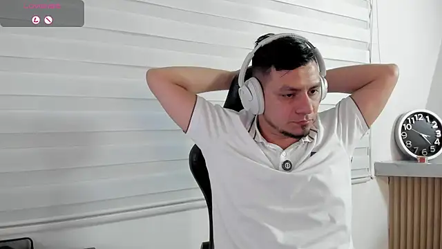צ'אט XXX בשידור חי של Rick_Adams