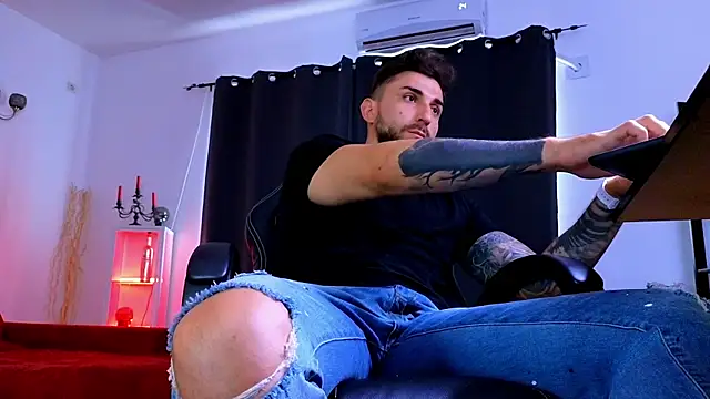 MightyAaron66 live XXX chat