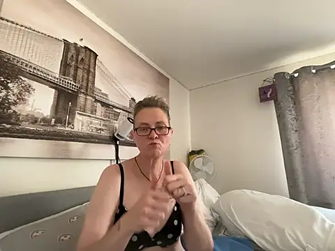 Curvy-Jinx Live XXX-chat