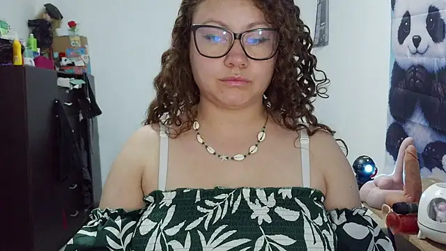 curly_greeneyed Live XXX Chat