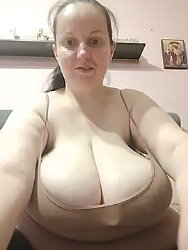 BustyLadyAlma's Live XXX Chat