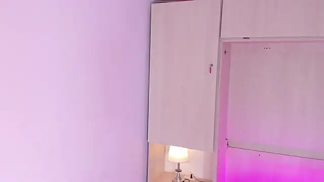 XXX chat uživo modela EmilyyStuart