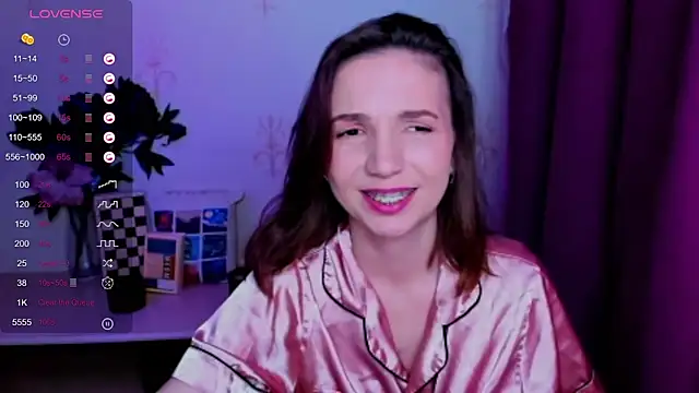 Chat XXX en directo de KindHazelHere_