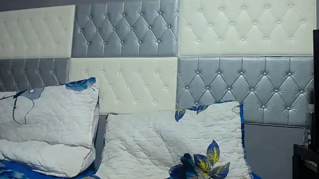 SEXYBUSTYEBONYXX live XXX chat