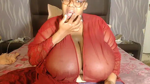 BoobsQueen46K: онлайн-секс-чат