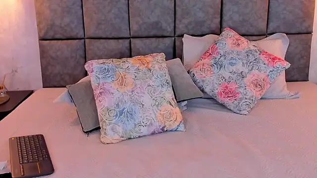 Roseaurora Adlı Modelin Canlı XXX Sohbeti