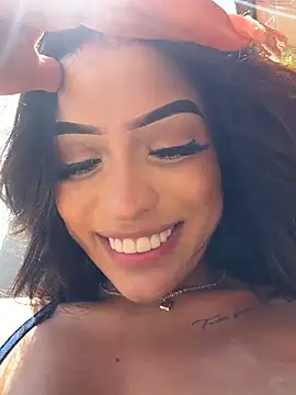 צ'אט XXX בשידור חי של MystiqueXXX