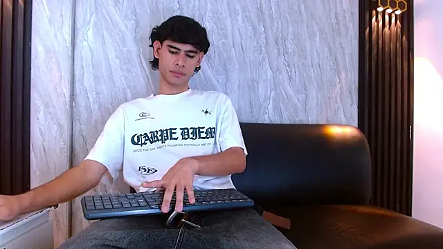 Chat +18 de Kevin_Brooks1 ao vivo