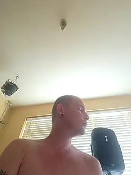XXX chat uživo modela piercingpik