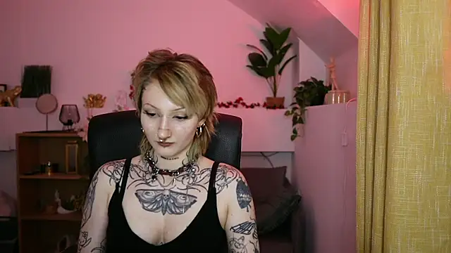 tattooedblondee18's Live XXX Chat