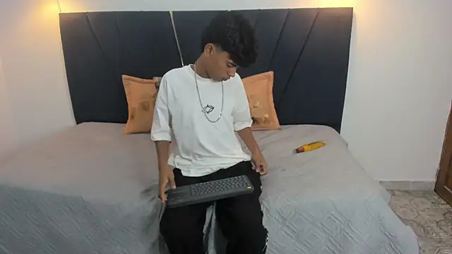 jacob_cum23 Adlı Modelin Canlı XXX Sohbeti