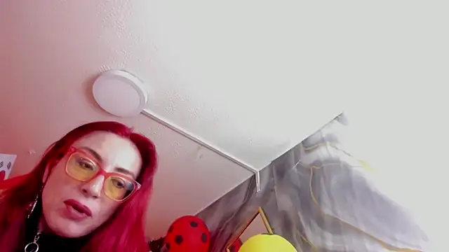 Queenscarlettsecret's Live XXX Chat