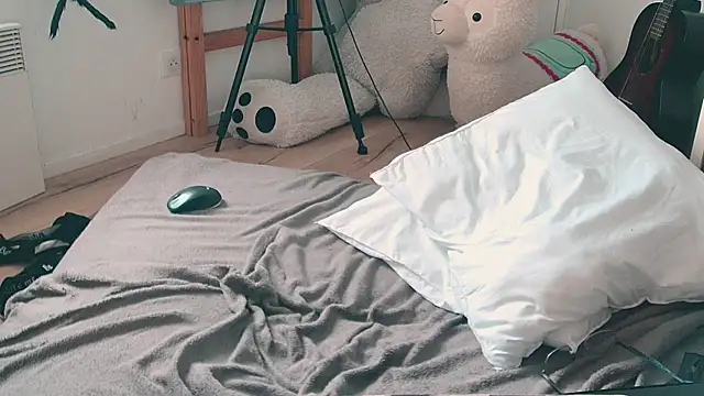CeriseLapine Chat XXX in diretta