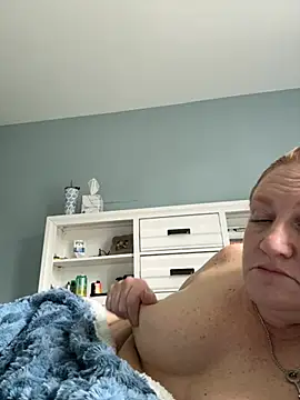 Kellilyn10 élő XXX-chatje