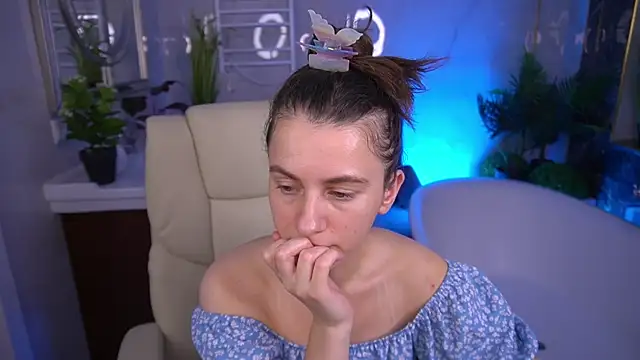 LittleJulii's Live XXX Chat