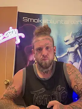 Smokebluntafterblunt: διαδικτυακό σόου στην κάμερα