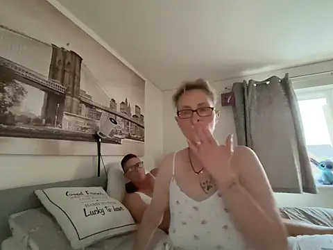 Curvy-Jinx's Live XXX Chat