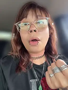 moan4mona élő XXX-chatje