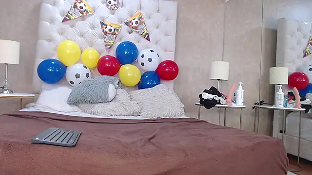 LuciaMoore 现场XXX聊天